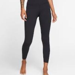 Nike Dry-Fit Women’s Black Athletic Leggings, size L.
SKU 118.